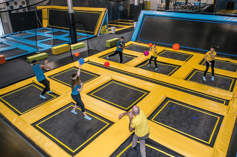 Activite Iinsolite trampoline lancer de hache